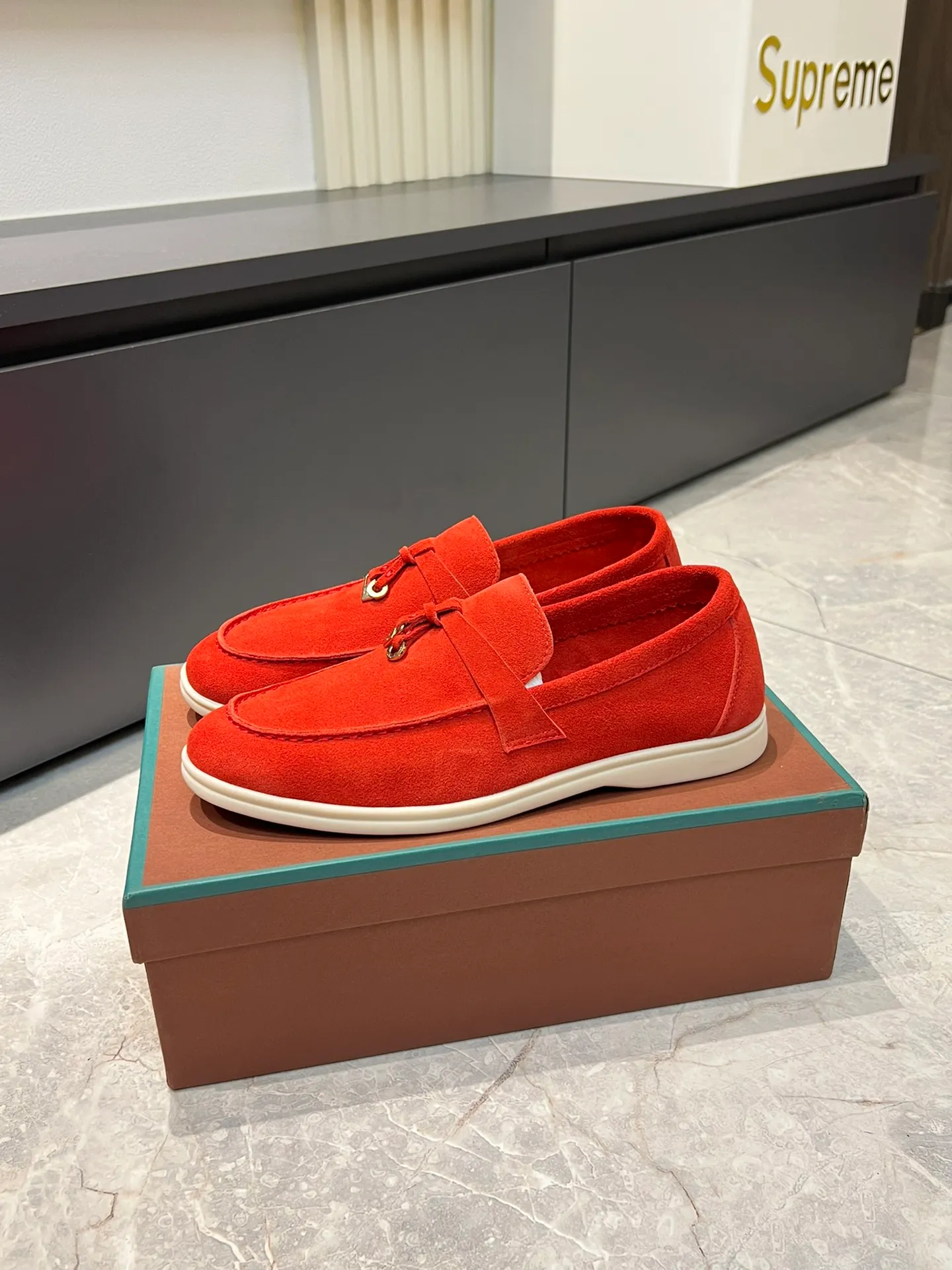 Men's shoes 💰p360 "Loro men's shoes 💰pian'*" Classic L men's shoes for couples 💰p Top version British flat loafers, a must-have item in old money style, the minimalist design is eye-catching and durable, a plus point for dressing The soft foot feel and texture are outstanding. They don’t scratch your feet and are very nice. They are matched with soft and waxy soles. They can be worn daily for a long time without getting tired. They are easy to wear, versatile and classic items, with perfect foot feel and texture! Imported cashmere fabric, the lining is made of imported A-grade water-dyed cow lining, the top version of the genuine leather midsole is sewn with pure handmade mark thread! Size: Female 35-40 (34. Customized) Male 38-44 (45.46. Customized)